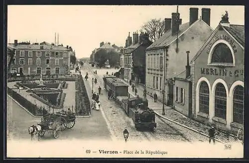 AK Vierzon, Place de la Republique, Dampflokomotive mit Waggons, Grünanlage, Machines Agricoles