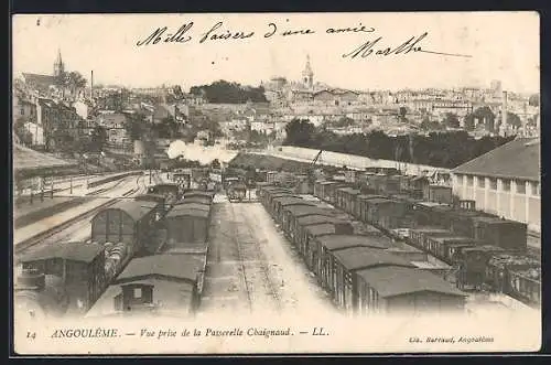 AK Angoulême, Vue prise de la Passerelle Chaignaud, Güterwaggons am Bahnhof