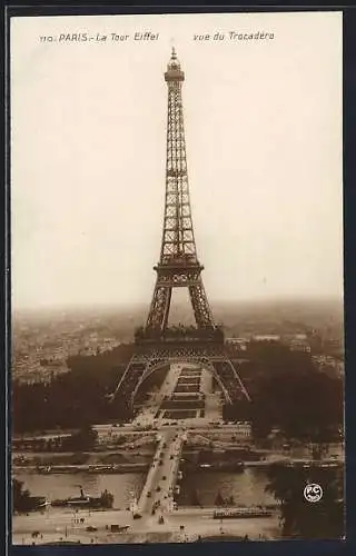 AK Paris, La Tour Eiffel, vue du Trocadéro, Eiffelturm, Strassenbahn