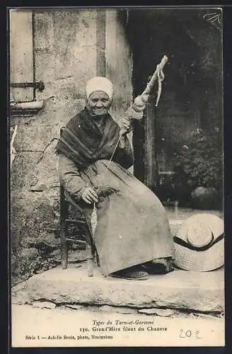 AK Types du Tarn-et-Garonne, Grand`Mère filant le Chanvre, Languedoc-Roussillon