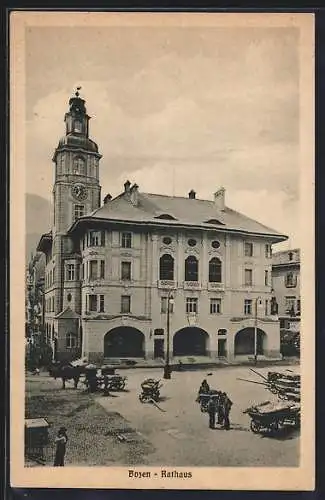 AK Bozen, Rathaus mit Karren auf Rathausplatz