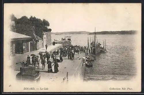 AK Dinard, La Cale animée avec bateaux et passants sur le quai