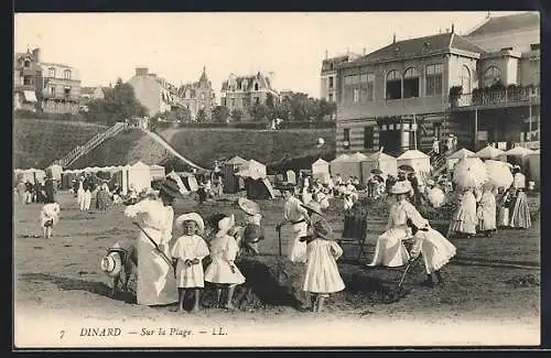 AK Dinard, Sur la plage avec familles et enfants en costumes d`époque