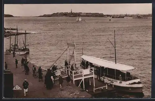 AK Dinard, L`embarcadère des Vedettes Blanches et vue sur St-Malo