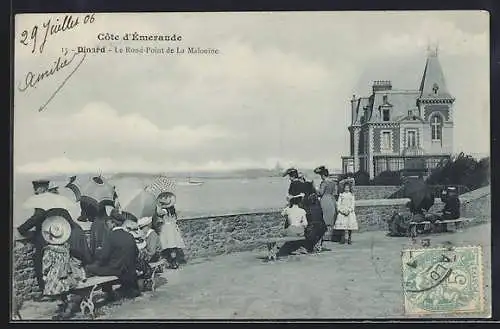 AK Dinard, Le Rond-Point de La Malouine avec promeneurs élégants et vue sur la mer