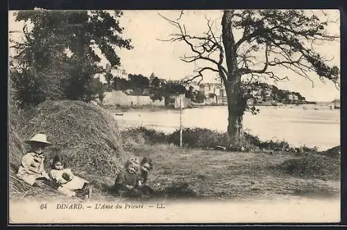 AK Dinard, L`Anse du Prieuré avec enfants jouant près de la rive