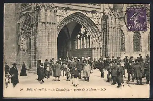 AK Dol, La Cathédrale, Sortie de la Messe