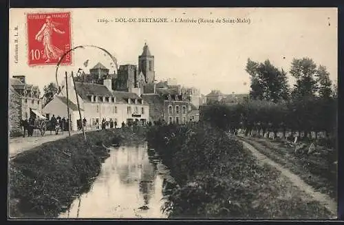 AK Dol-de-Bretagne, L`Arrivée (Route de Saint-Malo)