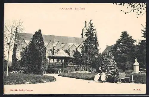 AK Fougères, Le Jardin avec église en arrière-plan et promeneurs sur le banc