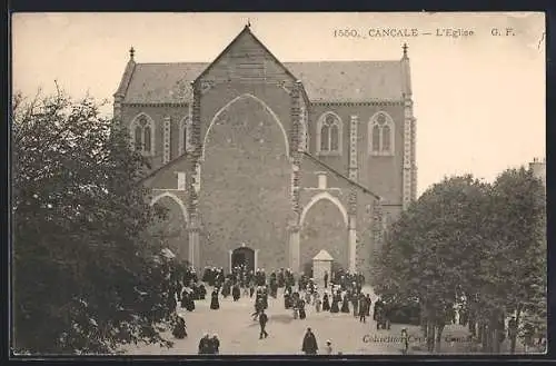 AK Cancale, L`Église avec les fidèles rassemblés devant l`entrée