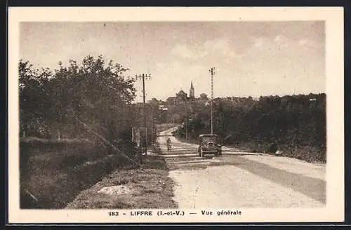 AK Liffré, Vue générale avec route et voiture en avant-plan