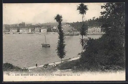 AK Lyvet, Les bords de la Rance avec vue sur le village et un voilier