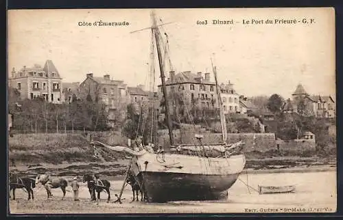 AK Dinard, Le Port du Prieuré avec voilier échoué sur la plage