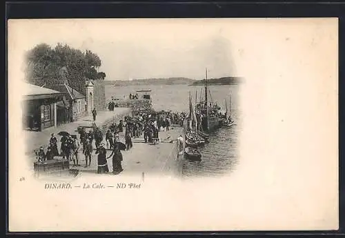 AK Dinard, La Cale avec foule et bateaux amarrés