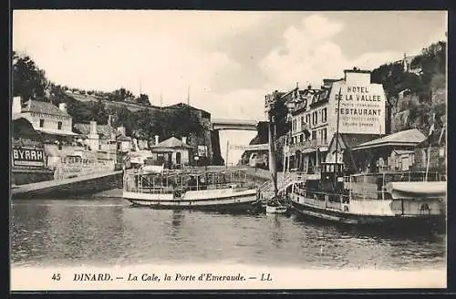 AK Dinard, La Cale, la Porte d`Émeraude avec bateaux et hôtel de la Vallée