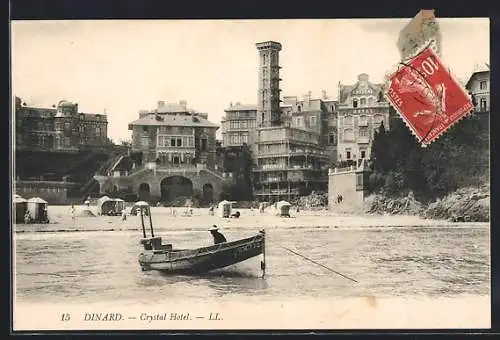 AK Dinard, Vue du Crystal Hotel et de la plage avec bateau