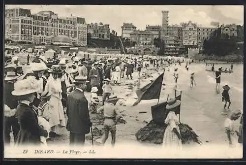 AK Dinard, La Plage animée avec foule élégante au bord de la mer