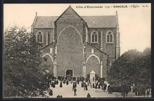 AK Cancale, L`église et la foule devant l`entrée principale