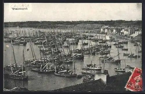 AK Paimpol, Vue du port animé avec de nombreux voiliers amarrés