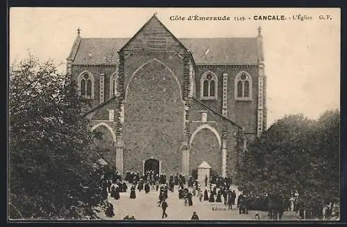 AK Cancale, L`église avec foule devant l`entrée