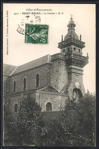 AK Saint-Briac, Le Clocher majestueux au cœur du village