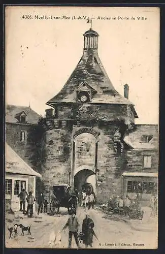 AK Montfort-sur-Meu, Ancienne Porte de Ville avec calèches et passants