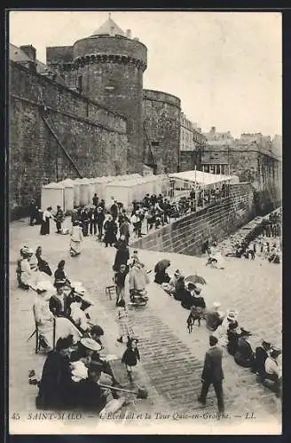 AK Saint-Malo, L`Éventail et la Tour Quic-en-Groigne animés par des promeneurs