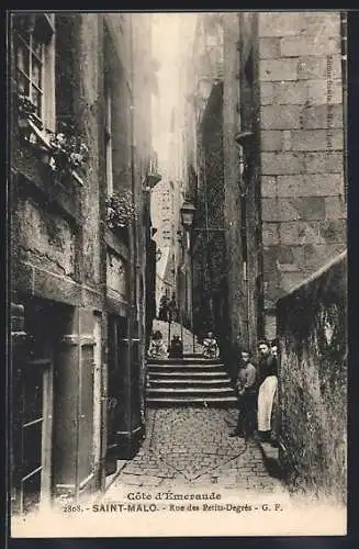 AK Saint-Malo, Rue des Petits-Degrés avec habitants et escaliers en pierre