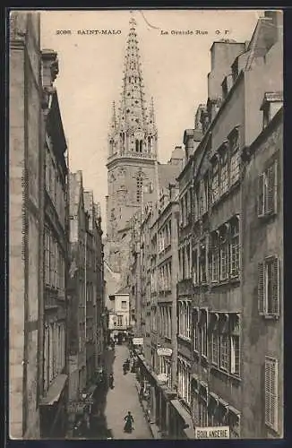 AK Saint-Malo, La Grande Rue avec la flèche de l`église en arrière-plan