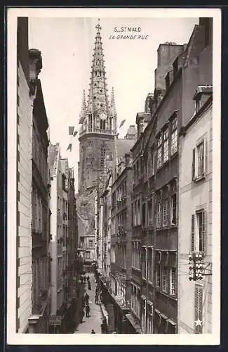 AK Saint-Malo, La Grande Rue et vue sur le clocher majestueux