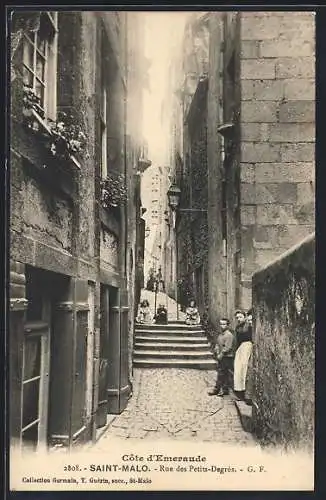 AK Saint-Malo, Rue des Petits-Degrés et habitants dans une ruelle étroite