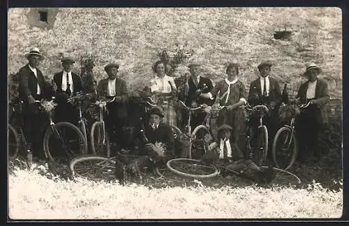 Foto-AK Mitglieder des Radfahr-Vereins Schlittenhardt mit ihren Fahrrädern