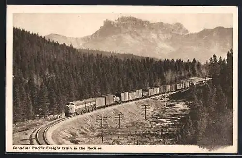 AK Canadian Pacific Freight train in the Rockies, Eisenbahn in Waldgebiet vor Gebirge