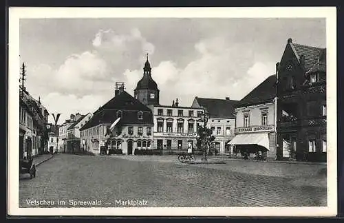 AK Vetschau / Spreewald, Hotel Kaiskeller und städt. Sparkasse am Marktplatz