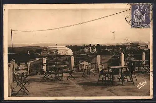 AK Neuvic, Terrasse de l`hôtel Bellevue avec vue sur les montagnes du Cantal