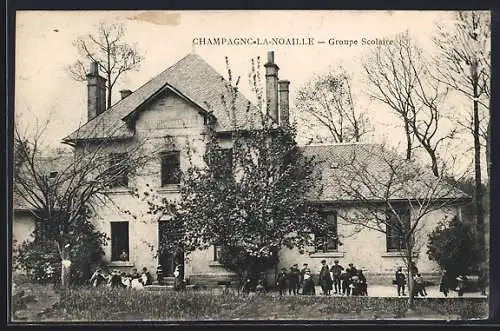 AK Champagnac-la-Noaille, Groupe scolaire avec enfants devant l`école