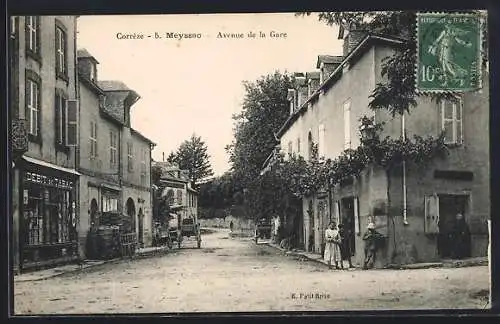 AK Meyssac, Avenue de la Gare avec commerces et passants