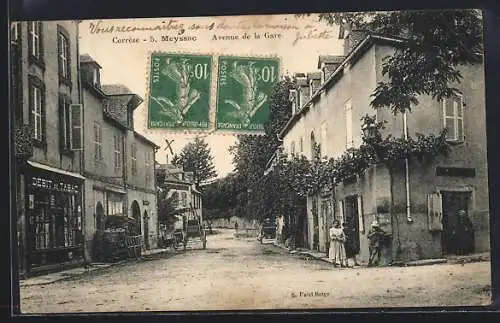 AK Meyssac, Avenue de la Gare avec bâtiments et passants