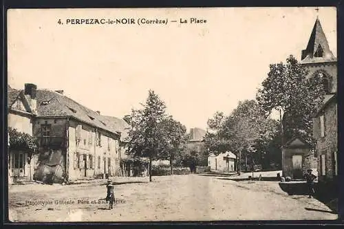 AK Perpezac-le-Noir, La Place avec église et maisons environnantes