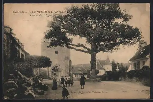 AK Laroche-Canillac, Place de l`Église avec grand arbre et villageois