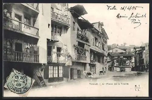 AK Tulle, Place de la Treille avec maisons à balcons et rue animée