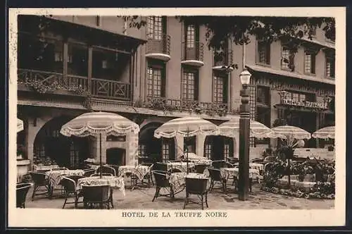 AK Brive, Terrasse de l`Hôtel de la Truffe Noire avec parasols et mobilier de jardin