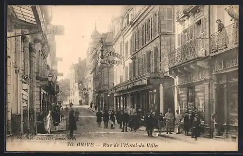 AK Brive, Rue de l`Hôtel-de-Ville animée avec passants et bâtiments historiques