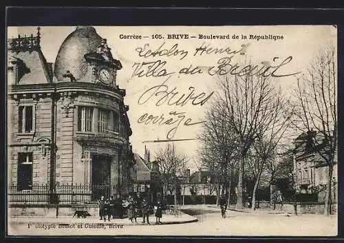 AK Brive, Boulevard de la République mit imposantem Gebäude und Strassenszene