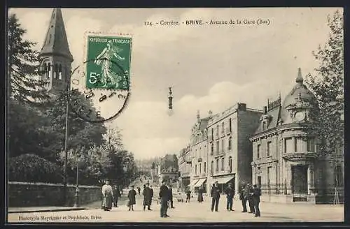 AK Brive, Avenue de la Gare avec passants et bâtiments historiques