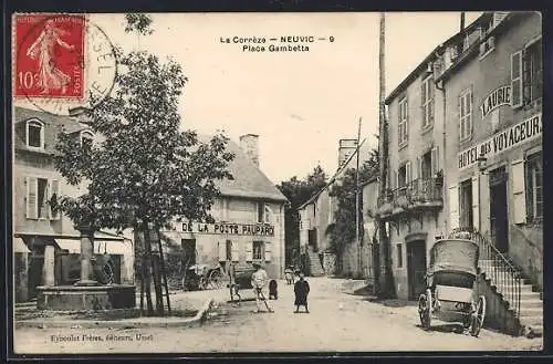 AK Neuvic, Place Gambetta avec fontaine et Hôtel des Voyageurs