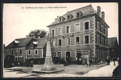 AK Sornac, La Place Hôtel Ducros avec obélisque au centre de la place