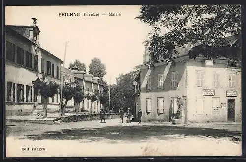 AK Seilhac, Mairie et rue principale avec passants