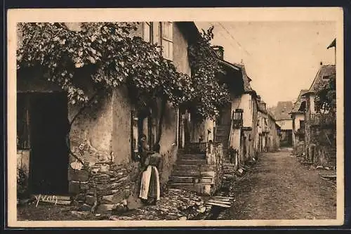 AK Le Saillant, Village pittoresque avec maisons et rue pavée