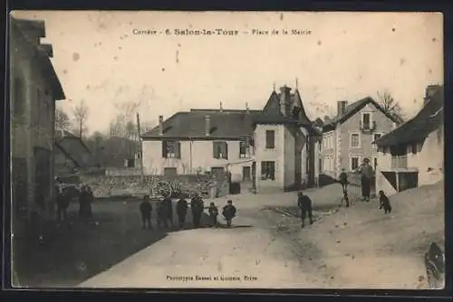 AK Salon-la-Tour, Place de la Mairie avec des habitants rassemblés